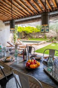 a table with a plate of fruit on it at Le Jardin Secret in Grignan