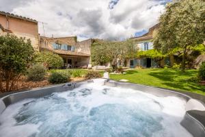 a hot tub in the backyard of a house at Le Jardin Secret in Grignan