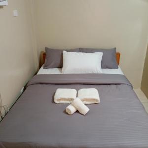zwei Handtücher auf einem Bett mit zwei Kissen in der Unterkunft CLM Beach Resort in Medellin