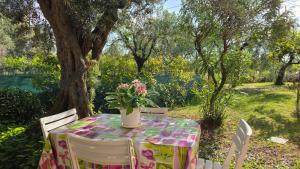 a table with a vase of flowers sitting on it at La Margherita in Ortona