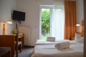 Säng eller sängar i ett rum på Hotel-Pension Pastow Garni