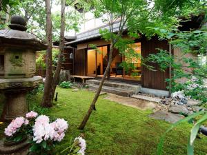 a house with a garden with flowers in the yard at 翠門亭 in Nara