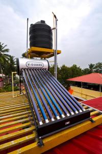 una cama de metal en la parte superior de un techo en Rams Guest House Near Sree Chithra and RCC, en Trivandrum