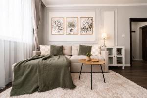 a living room with a couch and a table at Cozy & Elegant Stay in Veliko Tŭrnovo