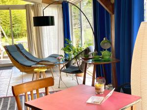 a living room with a table and chairs at Le Grand Bain in Marciac