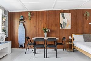 a bedroom with a bed and a table and chairs at Simple 2-Double Bed Studio Stay at Peakhurst in Peakhurst
