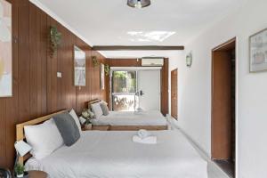 a bedroom with two beds and a window at Simple 2-Double Bed Studio Stay at Peakhurst in Peakhurst
