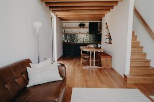 a living room with a couch and a table at View Street Studios - Tallerack in Albany