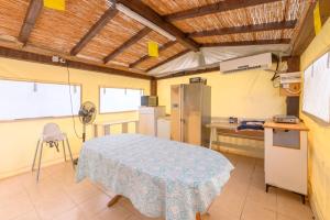 a room with a bed and a table in it at בינות התמרים- 3 צימרים מהממים עם בריכה וג'קוזי ספא! in Menaẖemya