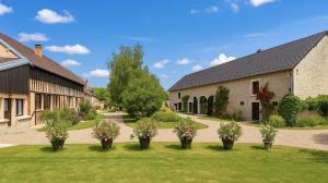 a row of plants in a yard next to a building at Maison des mariés in Beaulieu-sur-Loire