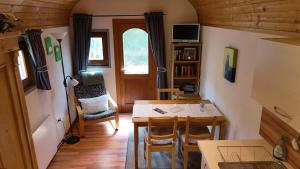 a kitchen and dining room with a table and chairs at Pfälzer Zirkuswagen in Ranschbach