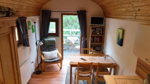 a room with a table and a dining room at Pfälzer Zirkuswagen in Ranschbach