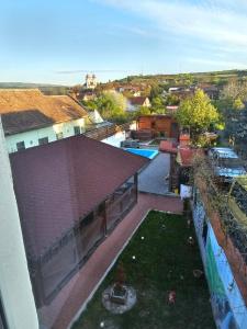 Luftaufnahme eines Hauses mit Swimmingpool in der Unterkunft Casa LA SAAL - Seica Mare Sibiu in Şeíca Mare