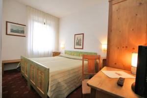 - une chambre avec un lit et un bureau avec un ordinateur dans l'établissement Villa Nencini, à Volterra