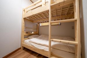 a bedroom with bunk beds in a tiny house at yutori-nozawa in Nozawa Onsen