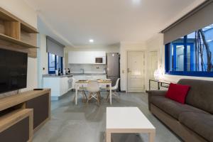 A kitchen or kitchenette at Suites Garden Apartamento 15