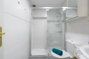A bathroom at Suites Garden Apartamento 15 Még 21 kép