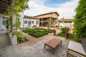 a courtyard with a bench in a yard at Bed and Breakfast La Cordonnerie in Villandraut