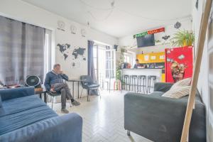 TV a/nebo společenská místnost v ubytování Vistas de Lisboa Hostel