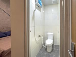 a bathroom with a toilet and a shower at Kamar Pluit Karang in Jakarta