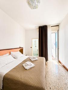 A bed or beds in a room at Hotel Artide - Beach Front