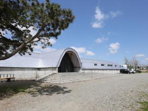 a large white building with a white roof and stairs at 友愛ファームゲストハウス in Hatoyama +47 photos