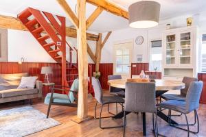 a dining room with a wooden table and chairs at De Toffe Peer Recreatie in Ruinerwold