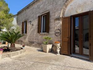 a building with a door and some potted plants at CasaSignorina in Leuca