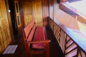 a bench on a train with a red seat at Lakey Peak Haven in Huu