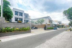an empty street with buildings on the side of the road at Urbanview TWH Costel near Stadion Maguwoharjo Yogyakarta in Yogyakarta
