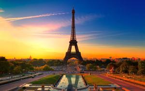 - une vue sur la tour Eiffel au coucher du soleil dans l'établissement Résidence Du Parc Val d'Europe, à Montévrain