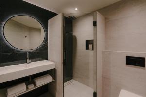 a bathroom with a sink and a mirror at Boutique Hotel Herbergh Amsterdam Airport FREE PARKING in Badhoevedorp