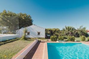 a swimming pool in the backyard of a house at Monte dos Pintos in Arronches