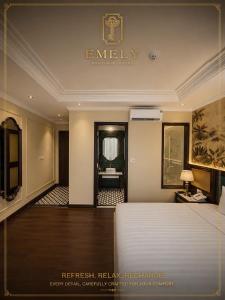 Llit o llits en una habitació de Emely Hotel 13 fotos més