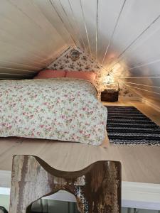 a bedroom with a bed in a tiny house at Hammergaarden Stabbursstua - Heritage Loft Stay in Sortland
