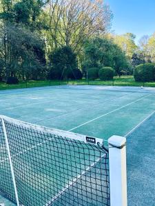a tennis net on a tennis court at Manoir de Daubeuf in Daubeuf-Serville