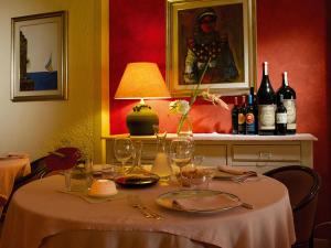 ArsieroにあるGiorgio e Flora Ristorante e Locandaの白いテーブルクロスとワイングラス付きのテーブル