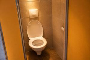 a bathroom with a toilet in a stall at Chalet Ardennen The Great Hill in Amblève
