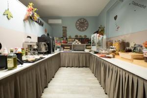 un lungo bancone in un ristorante con un orologio sul muro di Albergo Serena a Lerici