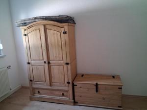 a wooden cabinet and a wooden box in a room at NEU! See-Ferienwohnung 3 in Großmöhlau