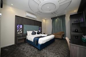 a hotel room with a large bed and a tv at فندق ان فيولا in Jazan +71 photos