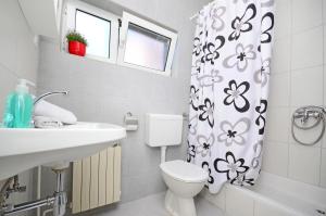 Kúpeľňa v ubytovaní Apartments Joško