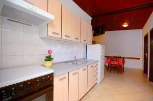 Kuchyňa alebo kuchynka v ubytovaní Apartments Joško + 37 fotografií