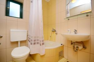 Kúpeľňa v ubytovaní Apartments Joško