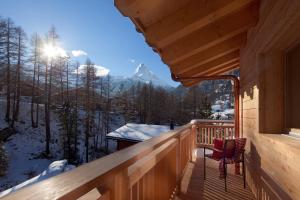a balcony of a cabin with a view of a mountain at Chalet Banja in Zermatt
