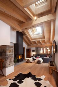 ein großes Wohnzimmer mit einem Kamin und einem Sofa in der Unterkunft Chalet Banja in Zermatt