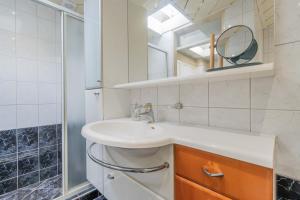 a bathroom with a sink and a mirror at Bungalowpark Herkingen 1B in Herkingen