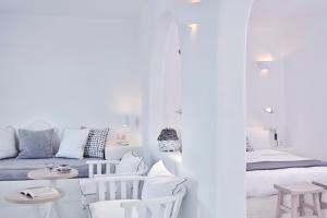 A bed or beds in a room at Cliff Side Suites Még 23 kép
