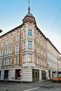 a large building on the corner of a street at apartament centrum-rynek Gorzów in Gorzów Wielkopolski
