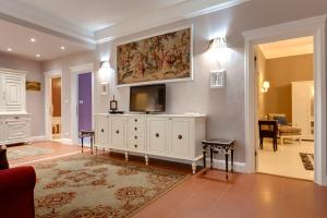 a living room with a tv on a white cabinet at Florence Apartments, Home Feeling in Florence